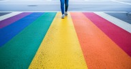 Florida ordena eliminar colores del arcoíris de cruces peatonales y desata controversia política