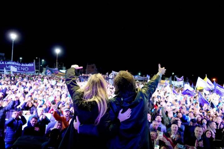 En el cierre de campaña en Buenos Aires, vuelven a lanzar piedras a Milei