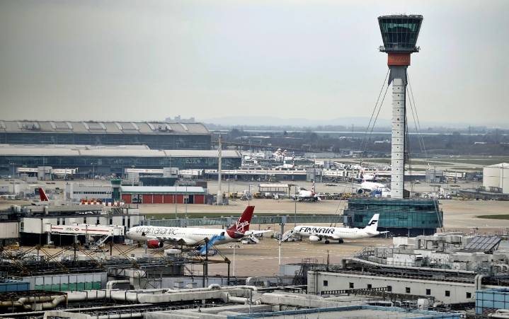 Cierran zona de registro de terminal en aeropuerto de Heathrow, en Londres; reportan "incidente"