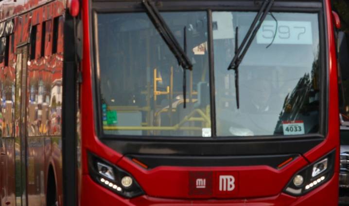 Unidad de transporte público choca contra Metrobús sobre Eje 3 Oriente en CdMx
