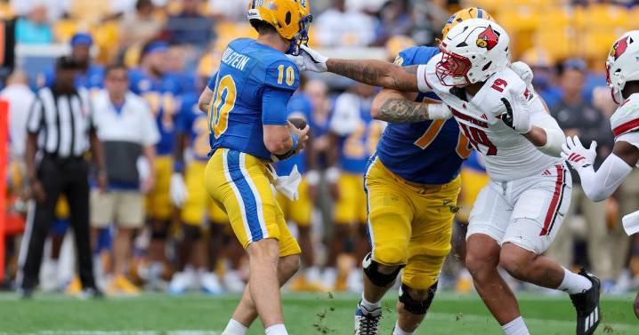 Pitt blows 10-point halftime lead, falls to Louisville
