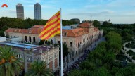 El Parlament da el pistoletazo de salida a los actos de la Diada con la izada de una gran 'senyera' de 54 metros cuadrados