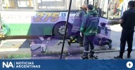 Ensenada: un motociclista quedó atrapado debajo de un colectivo y fue rescatado por bomberos