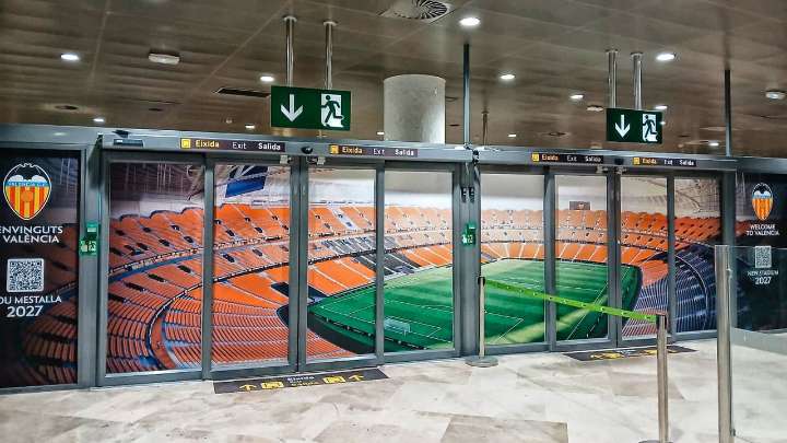 El Valencia C.F. ya vende el Nuevo Mestalla tras garantizar su construcción a los turistas que llegan al aeropuerto