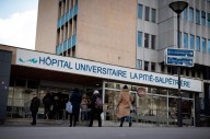 Francia prepara recortes en asistencia médica a migrantes sin papeles en medio de crisis política