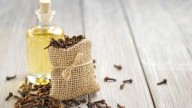 Mezclar aceite de bebé y clavos de olor: los beneficios del remedio casero de la abuela que no falla