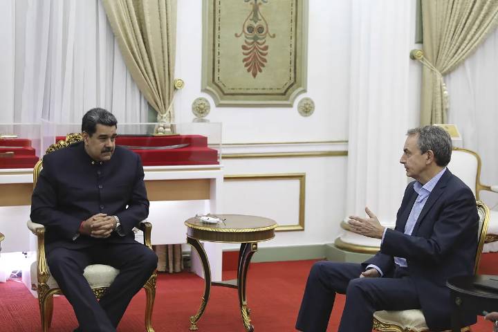 Maduro defiende a Zapatero ante los "bochornosos" ataques de EEUU