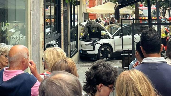 Dos mujeres, heridas tras ser arrolladas por un coche en una terraza de Gijón