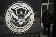 Agente de ICE investigado tras empujar a mujer ecuatoriana en tribunal de inmigración de Nueva York