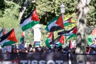 Las banderas palestinas se agitan antes de la llegada de la Vuelta en el centro de Madrid