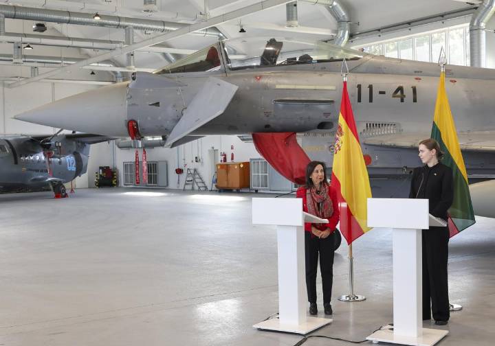 El avión de Robles que viaja a Lituania sufre «perturbaciones» en el GPS cerca de Kaliningrado