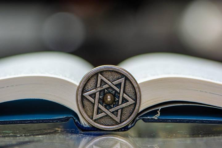 El 78% de los estudiantes judíos ocultan su identidad religiosa en las universidades de todo el mundo, revela estudio de la ADL y WUJS