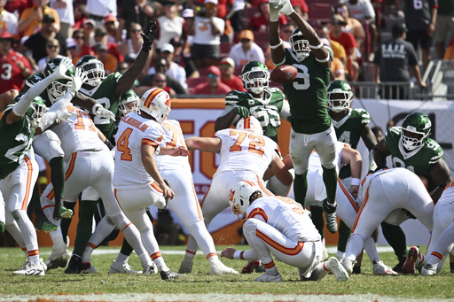 Dos goles de campo bloqueados y devueltos para TDs destacan en una jornada agitada de la NFL
