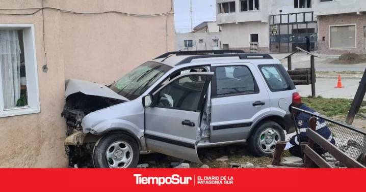 Habría sufrido lesiones graves Perdió el control del rodado y terminó dentro de una casa