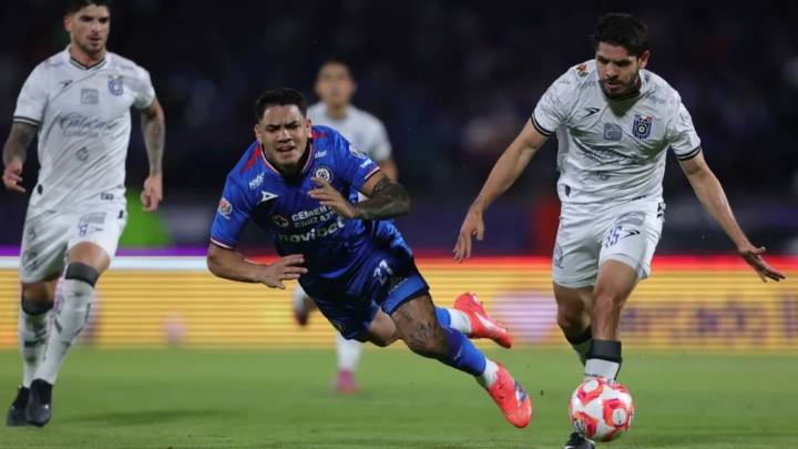 Cruz Azul mantiene su invicto con intenso partido ante Querétaro