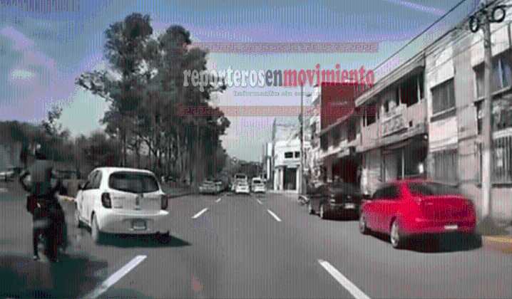 MOTOCICLISTA CIRCULABA A EXCESO DE VELOCIDAD Y UN TAXI SE LE ATRAVESÓ EN TOLUCA