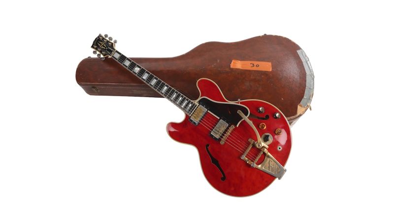 Memorabilia de Oasis, Lennon, Elvis y Michael Jackson, en subasta