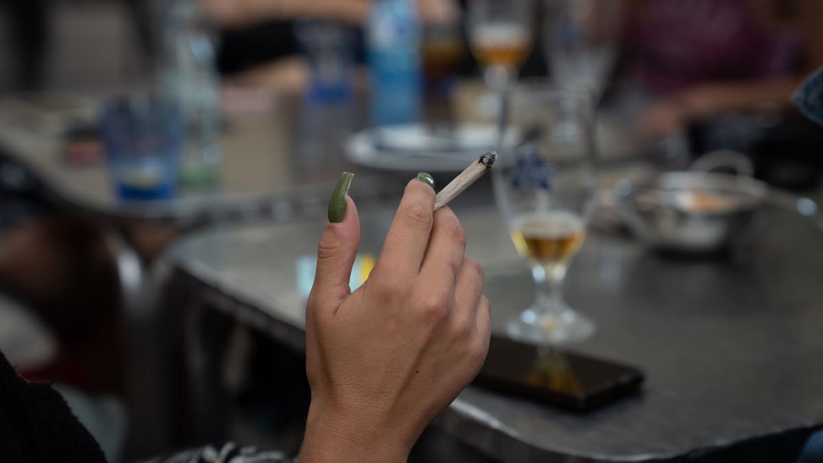 Los hosteleros rechazan la prohibición de fumar en las terrazas: "Van a fumar y ensuciar en los alrededores"