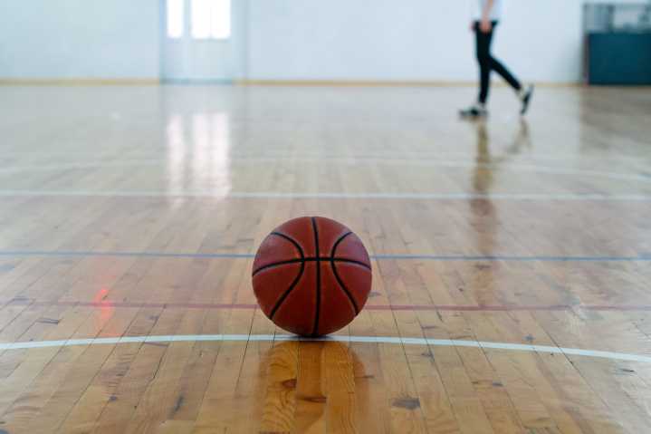 Entrenador de baloncesto del área de DC realiza una clínica de networking para honrar a su hijo asesinado en 2023