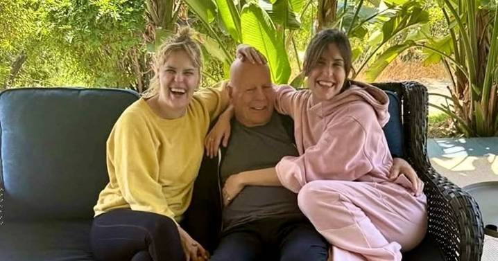 Bruce Willis reaparece junto a sus hijas tras su lucha contra la demencia frontotemporal