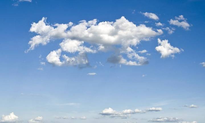Este martes llega a la Región de Murcia con nubes altas y un nuevo descenso de las mínimas