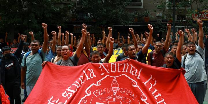 Ayotzinapa a 11 años: familias de los 43 desaparecidos comparten testimonios y mantienen exigencia de justicia