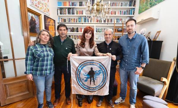 Excombatientes platenses de Malvinas visitaron a Cristina, previo a importante viaje a las Islas