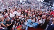 Ana, Elisa, Inés y Matilda, a una Plaza Mayor de Valladolid abarrotada para iniciar las fiestas: "Este regalo es infinito"