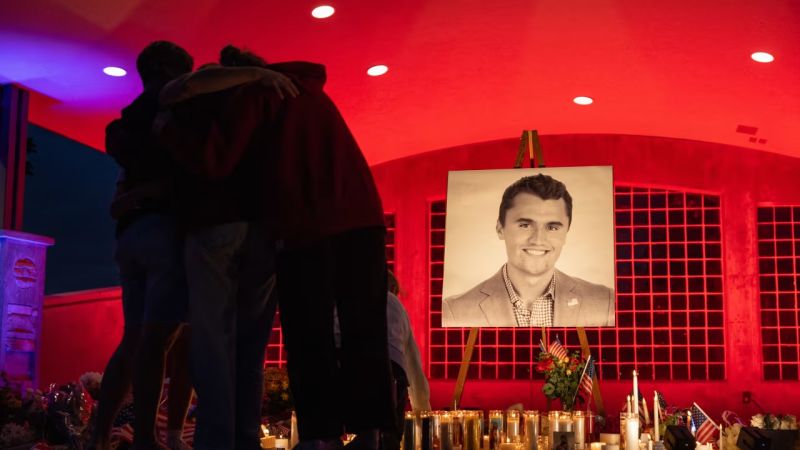 Tyler Robinson, sospechoso de asesinar a Charlie Kirk, escribió mensaje antes del tiroteo, dice director del FBI
