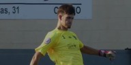 Conmoción en el fútbol español: un arquero de 19 años murió en pleno partido tras golpearse la cabeza contra un rival