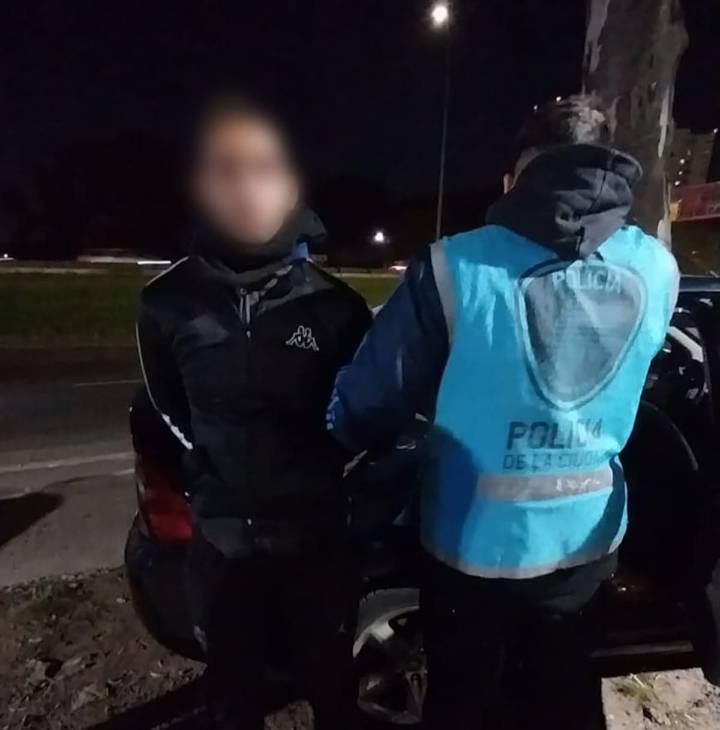 Golpeó a una mujer con una botella para robarle y lo encontraron comprando en un supermercado