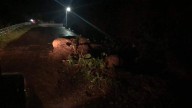 Fuertes lluvias ocasionan deslave de piedras y lodo en carretera de Acayotla