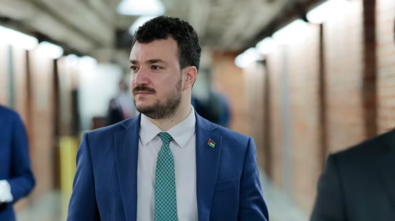 Juez de inmigración ordena la deportación de Khalil, sus abogados dicen que un fallo separado lo protege