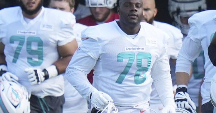 Dolphins place starting guard James Daniels on injured reserve