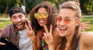 10 hábitos sencillos pero efectivos que pueden aumentar tu felicidad, según un experto de Harvard