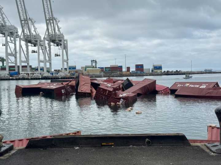 Grave accidente en un puerto de Estados Unidos: más de 50 contenedores cayeron al agua