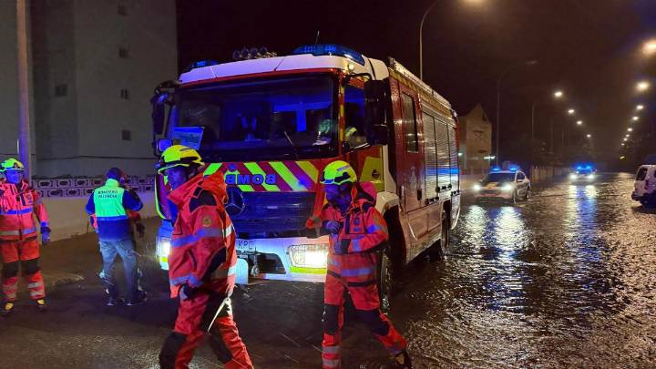 Desalojan a un matrimonio de la pedanía de Castellar (València) por las fuertes lluvias