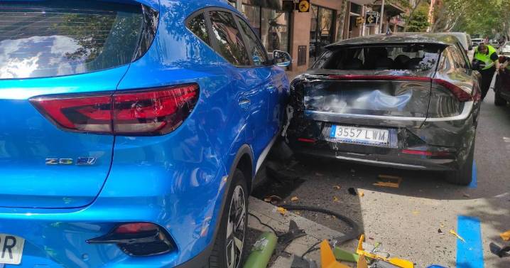 Caos ante la plaza Alexander Fleming tras el choque de dos coches
