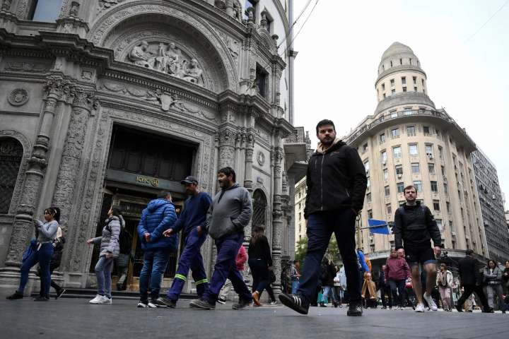 Dólar cierra con nuevo valor máximo en Argentina tras revés electoral para Milei