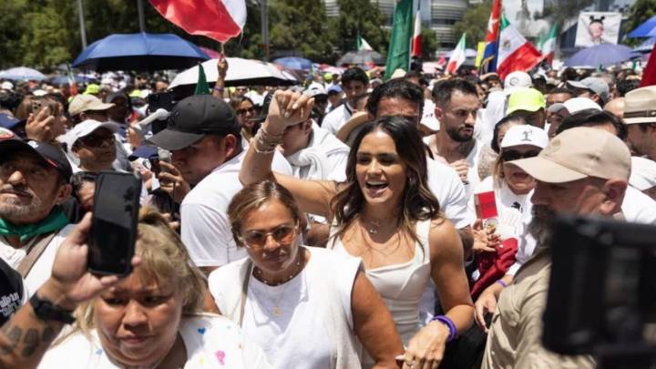 Marcha de “La Resistencia” en CDMX, entre gritos, simbología y denuncias de acarreo y alcohol