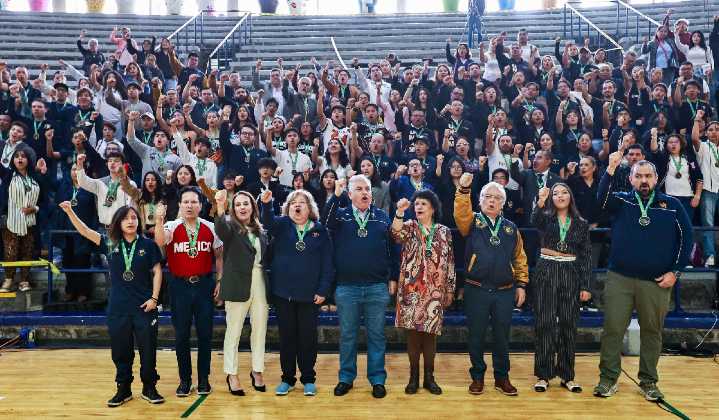 Reconocimiento a los jóvenes: Alumnos reciben la medalla Embajadores de Paz por parte de la UNAM y Fundación Alfredo Harp Helú