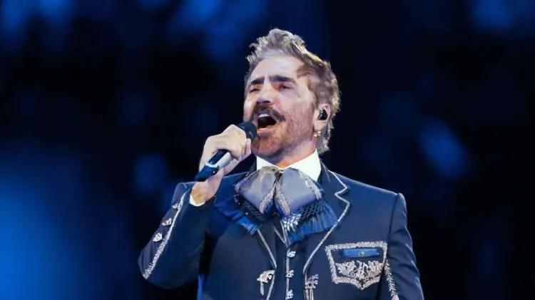 Alejandro Fernández y su nieta roban show con grito patriótico en Las Vegas