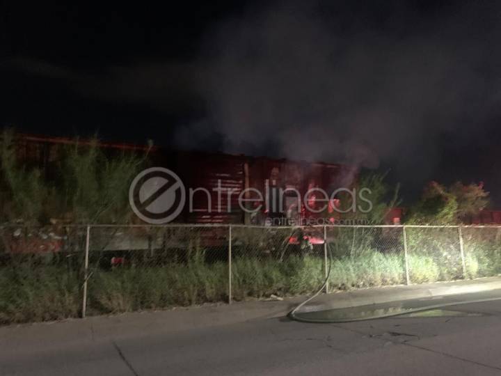 Fuego consume vagón de carga; sin lesionados