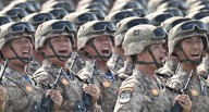 China exhibe drones submarinos, misiles y armas láser en imponente desfile militar en Pekín