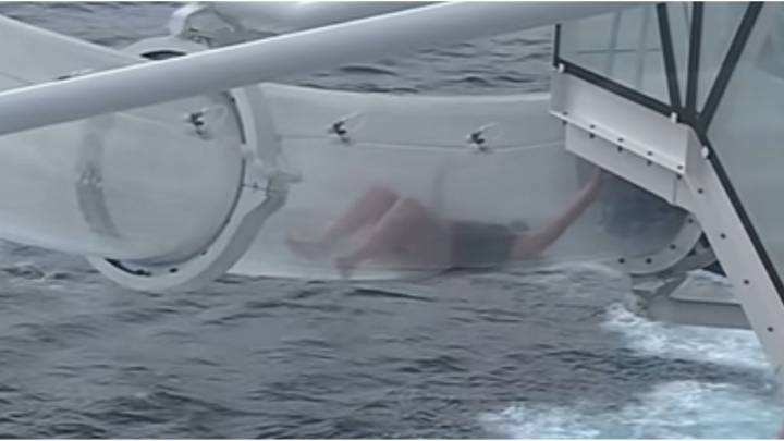 Captan en video a una pasajera atrapada en un tobogán en crucero sobre el océano
