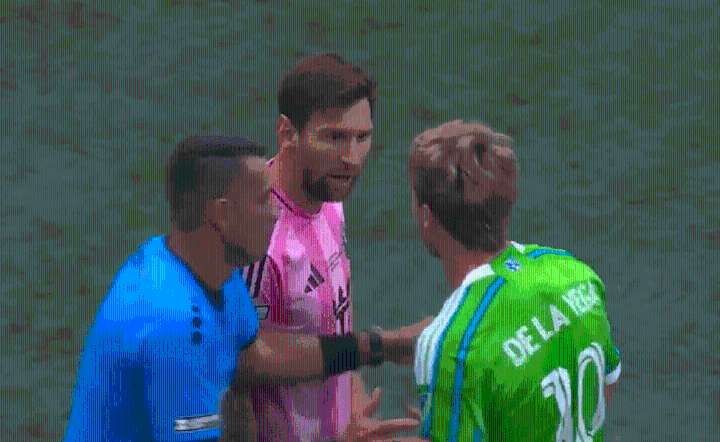 Contra un argentino: el picante cruce de Messi con De La Vega en la Leagues Cup