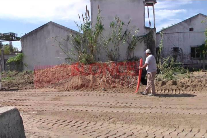 Video: rescataron a un operario atrapado en una zanja tras un deslizamiento de tierra