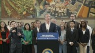 California prohíbe que la mayoría de los agentes del orden se cubran el rostro durante operaciones