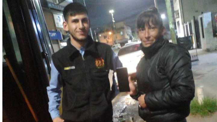 Un chofer de la línea 552 de Lomas devolvió un celular que encontró en el colectivo: la emoción de la dueña