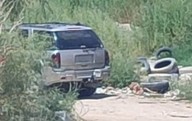 Localizan cuerpo ensangrentado en camioneta abandonada